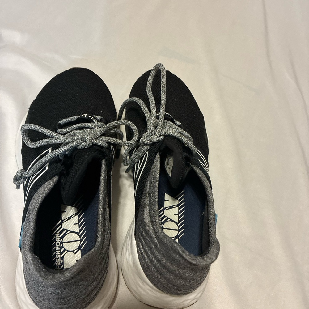 New Balance Fresh Foam Roav WROAVTK Black Gray Sneakers Women’s 6.5 Running Shoe - Picture 2 of 7